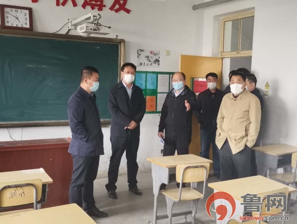 东营市利津县副县长陈其文一行莅临陈庄镇中学查验学校开学准备工作