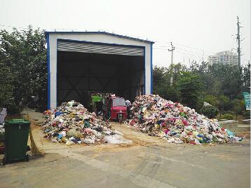 外海蝶泉山庄内垃圾成堆 垃圾箱更换费用谁出成难题
