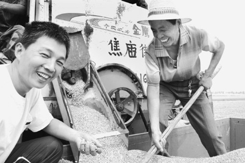 　△麦收时节,来自齐河县焦庙镇的农机手正在作业。