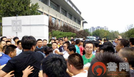 济南万象新天被指两次殴打“讨说法”业主