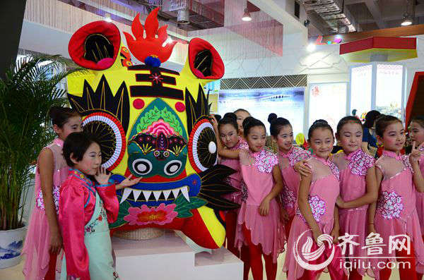 在滨州展区，一个传统手工艺的布老虎，吸引了孩子们的目光。