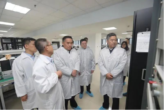 浪潮集团董事长邹庆忠元旦慰问一线员工，总裁王茂昌陪同