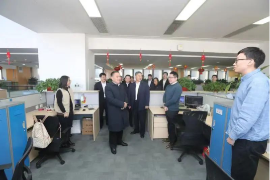 浪潮集团董事长邹庆忠元旦慰问一线员工，总裁王茂昌陪同
