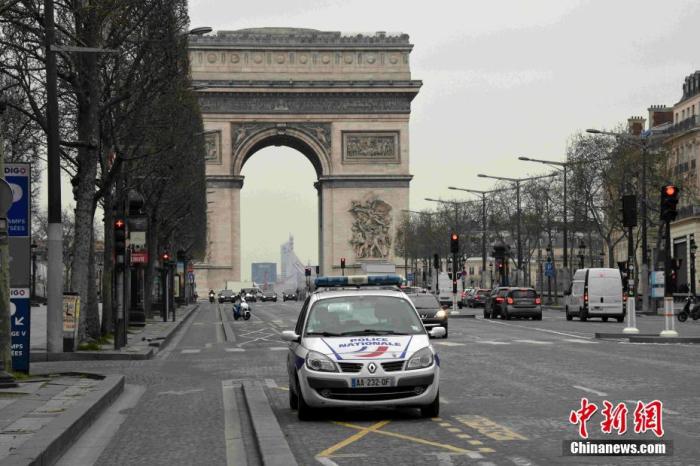 当地时间3月17日，巴黎香榭丽舍大街上车辆稀少。中新社记者 李洋 摄