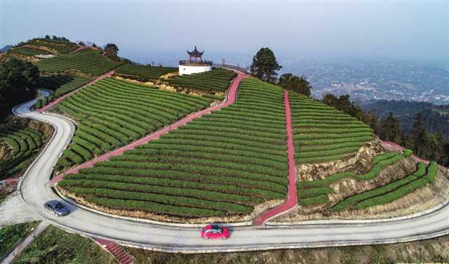 正兴镇大面坡村干部在贫困户家中走访