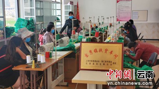 易地扶贫搬迁点扶贫车间。 易地扶贫搬迁点扶贫车间。