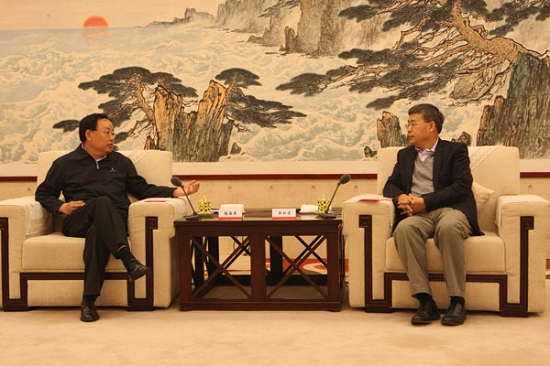 山东省委副书记、代省长郭树清（右）在济南接见了上证所理事长桂敏杰。