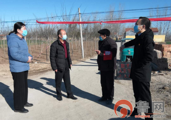 菏泽一中派驻柳庄行政村第一书记李国栋和蔡楼村第一书记张壮飞,沉着