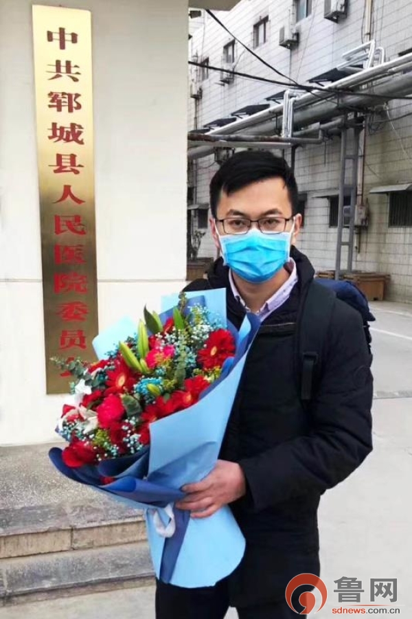 出征驰援湖北的县人民医院呼吸内科医师范永瑞举行了简短的送行仪式