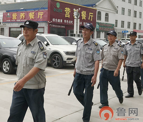 保安尽职尽责为医院添风采患者家属钱包失而复得为医院送锦旗