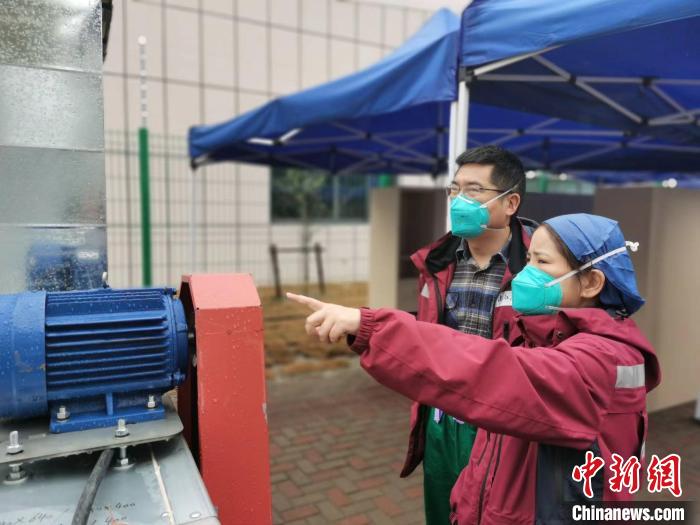 葛明华(左一)在方舱驻地指导院感防控工作。　浙江医疗队一队供图