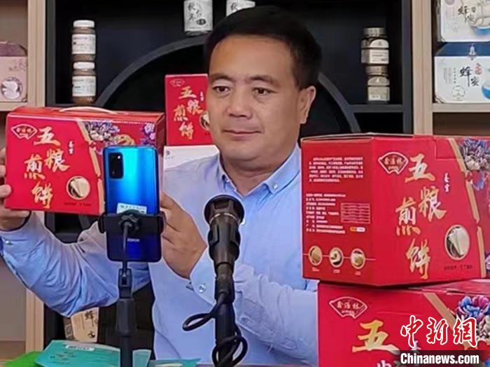 吉林“煎饼哥”：身体残疾也能找到出彩的舞台