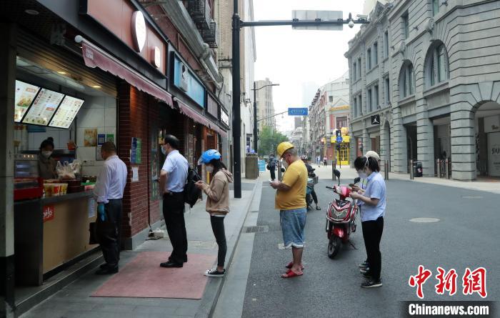 早餐店前排起了购买的队伍。　汤彦俊 摄