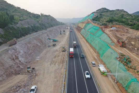 京台高速济泰段改扩建项目馒头山挖方段顺利贯通