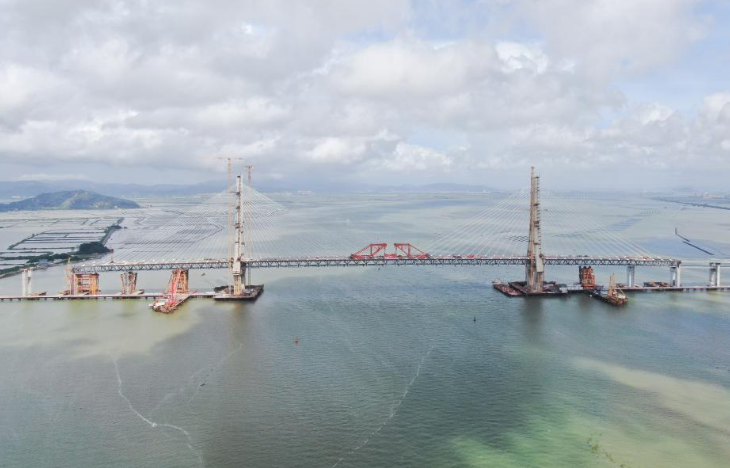 广东汕头牛田洋特大桥主桥合龙