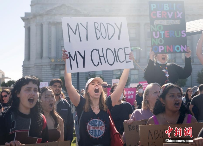 当地时间6月24日,美国旧金山民众聚集在市政厅前,抗议美联邦最高法院推翻罗诉韦德案。 <a target=_blank href=/>中新社</a>记者 刘关关 摄 点击进入下一页