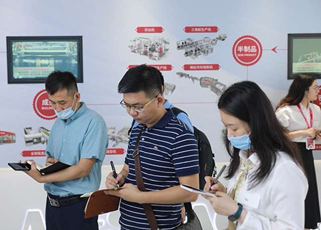 本报记者(左、中)在青岛软控股份有限公司采访。 本报记者(左、中)在青岛软控股份有限公司采访。