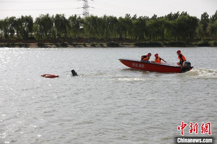 任泽区消防救援大队队员驾驶冲锋舟在进行水上救援应急演练。　宋杰 摄