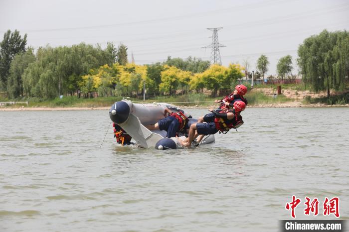 任泽区消防救援大队队员在进行翻船自救模拟训练。　陈惠浩 摄
