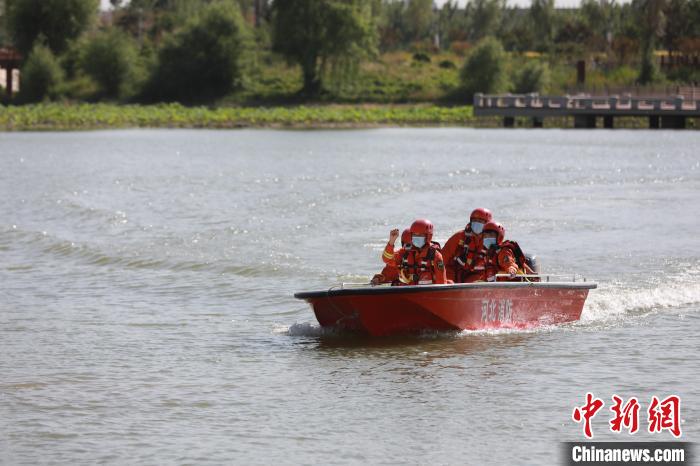 任泽区消防救援大队队员驾驶冲锋舟在进行水上救援应急演练。　宋杰 摄