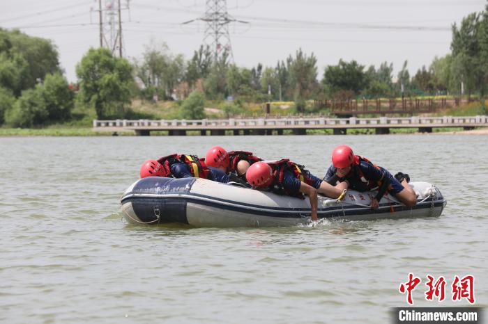 任泽区消防救援大队队员在进行翻船自救模拟训练。　宋杰 摄