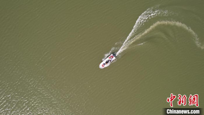任泽区消防救援大队队员在进行水上救援应急演练。(无人机照片) 陈惠浩 摄