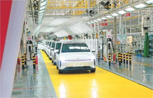 □记者刘兵李子路报道 位于青岛莱西市的北京汽车整车制造总部基地,一辆辆汽车驶下生产线。 □记者刘兵李子路报道 位于青岛莱西市的北京汽车整车制造总部基地,一辆辆汽车驶下生产线。