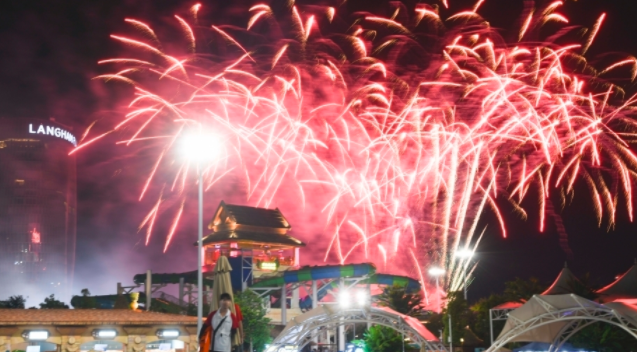 长沙再遇高温 市民水中赏烟火避暑