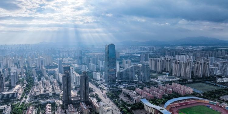 光是什么形状?23日傍晚日照天空出现“丁达尔效应”