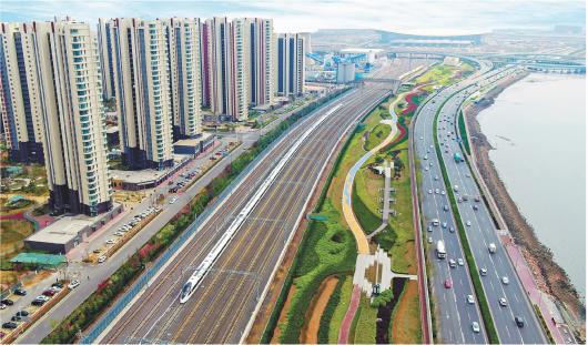 图为济青高铁青岛北站航拍。(□记者常青报道) 图为济青高铁青岛北站航拍。(□记者常青报道)