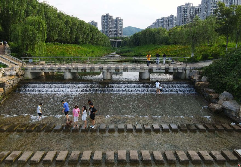 山东济南:河道治理成景观 夏日戏水享清凉