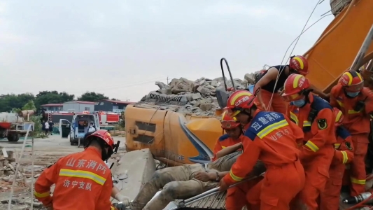 山东济宁：施工现场挖掘机被埋驾驶员被困 消防生死救援bob官方下载链接(图2)