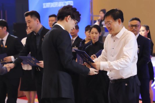 劉輝總給裁判頒發(fā)聘書