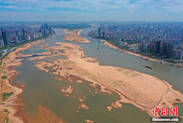 江西南昌赣江水位持续走低大片河床显露