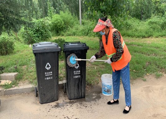 济南市莱芜区口镇街道环卫工人全面清洗垃圾桶