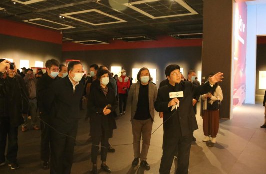 孔维克院长介绍展览作品