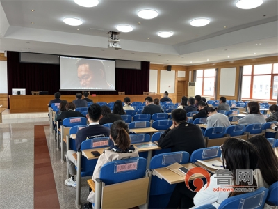 全体参会人员分别观看了由山东省纪委监委和青岛市纪委监委录制的年轻