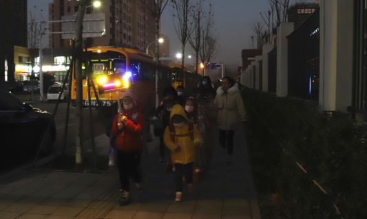 5電子手舉牌照亮回家路