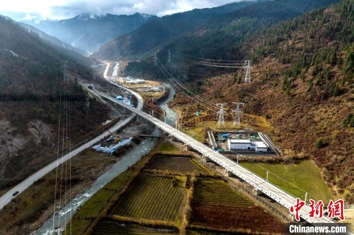 穿越山谷的成兰铁路川主寺至黄胜关段。　刘忠俊 摄