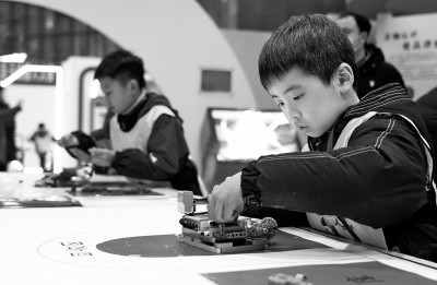 江西省新余市青少年机器人创客大赛。赵春亮摄/光明图片