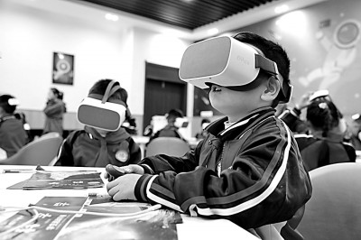 江西省九江市彭泽县珍珠湖小学科技社团学生正在利用VR设备探索宇宙。袁昕摄/光明图片