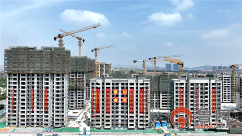 凤台街道八里庄安置区主体封顶。