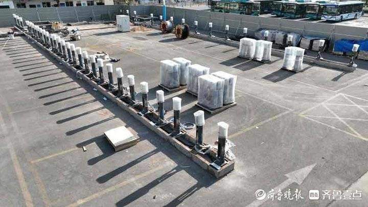 济南大明湖站站前广场新建充电站，可同时满足60辆车充电