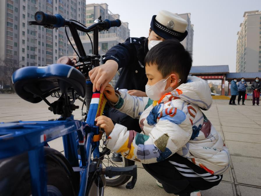 聊城交警直属二大队民警走进社区开展交通安全宣传活动