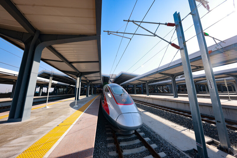 一辆高铁列车停靠在济莱高铁济南东站。 一辆高铁列车停靠在济莱高铁济南东站。