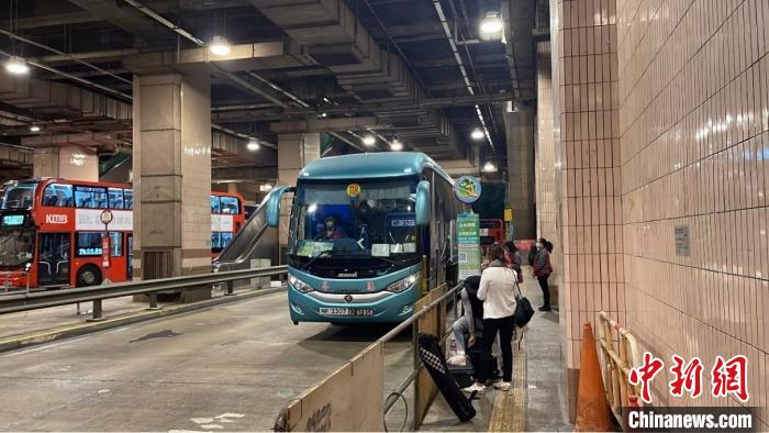 香港上水站准备发出的第一班车 张小彦 摄