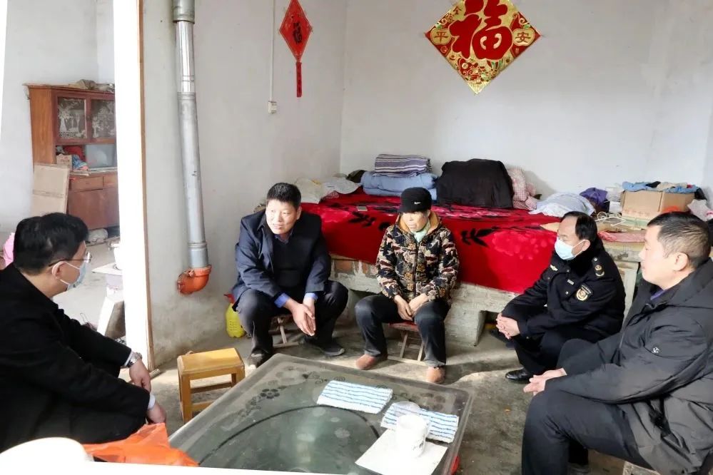 新春走基层丨东港区城市管理和综合执法局开展春节走访慰问活动