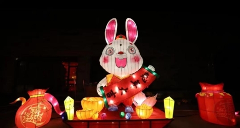 即墨古城灯会兔子造型花灯。
