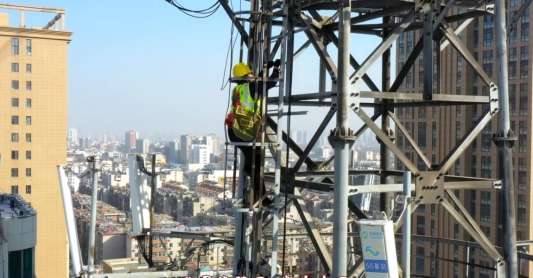 在泰安市城区建设维护5G基站 (3)