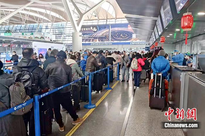 资料图:乘客有序值机。东航供图 资料图:乘客有序值机。东航供图